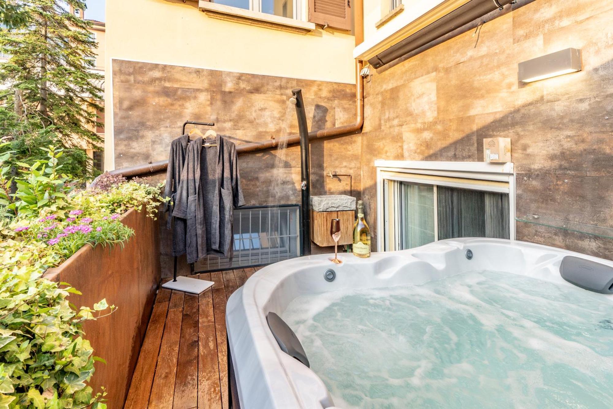 Luxe & Central Haven - Jacuzzi, Sauna, Steam, Private Parking Como Luaran gambar